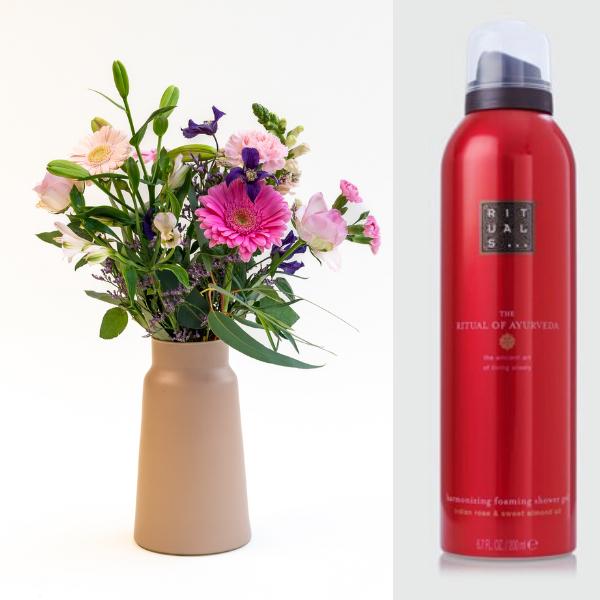 BOEKET MET ROZE VAAS X RITUALS JING DOUCHEGEL 200ML